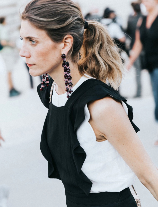 Cette saison, les boucles d'oreilles ultra longues et fantaisies volent la vedette � leurs consoeurs minimalistes