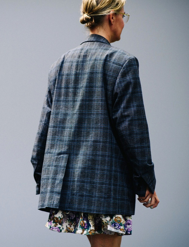 Blazer masculin un brin trop grand + petite robe fleurie = le bon mix