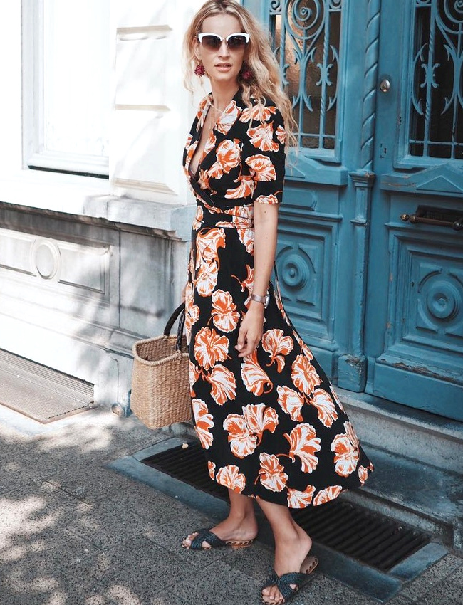 M�lant imprim�s tropicaux dompt�s et coupe portefeuille avantageuse, cette robe Ganni flirte avec le sans-faute