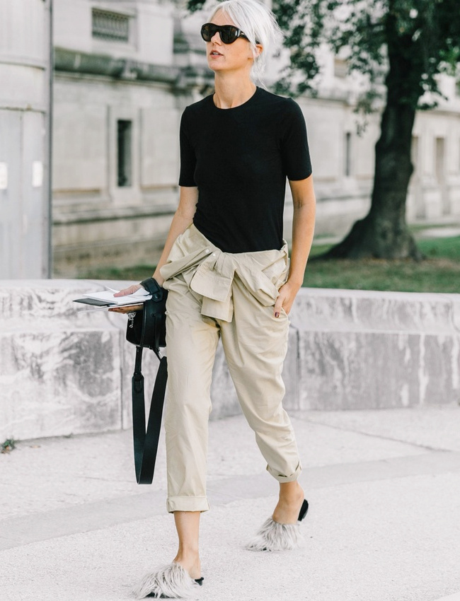 Combinaison utilitaire nou�e sur la taille + tee-shirt noir bien coup� = le bon mix