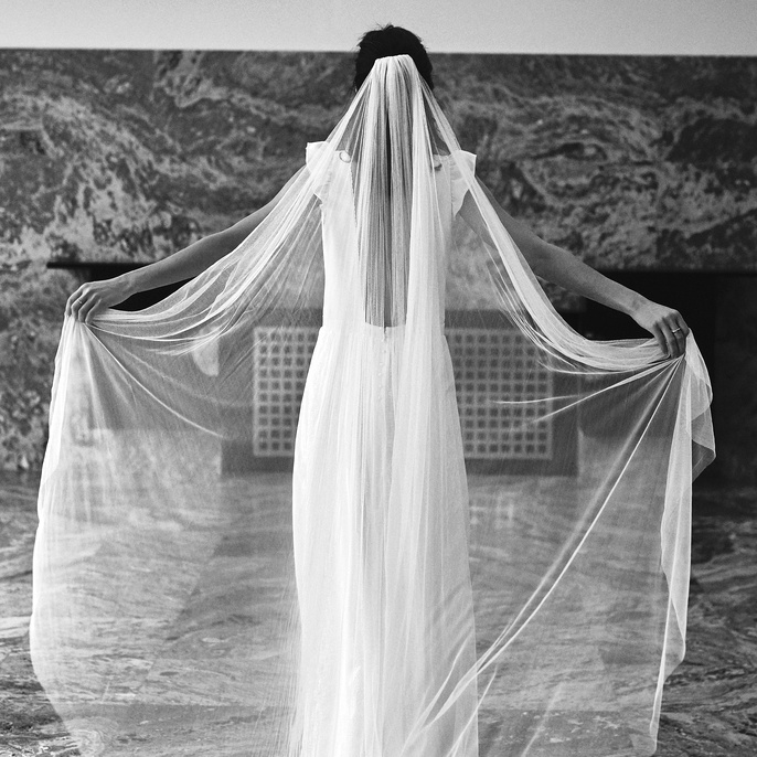 Long voile diaphane + robe de mari�e dos nu = le bon mix