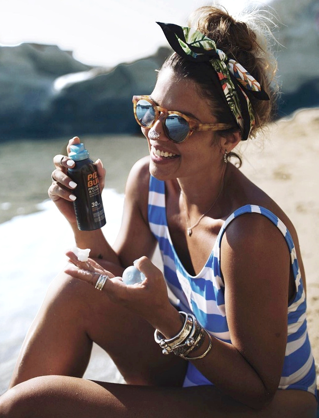 Rien de tel qu'un petit foulard nou� en mode fifties pour sophistiquer un look de plage !