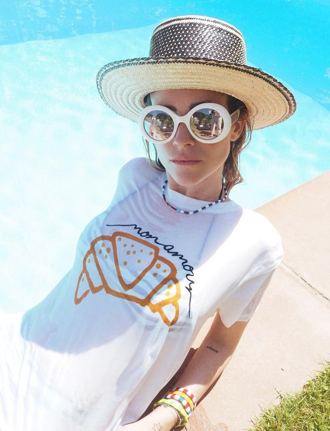 Le port du tee-shirt permet d'accumuler les accessoires les plus extravagants sans trop de risque !