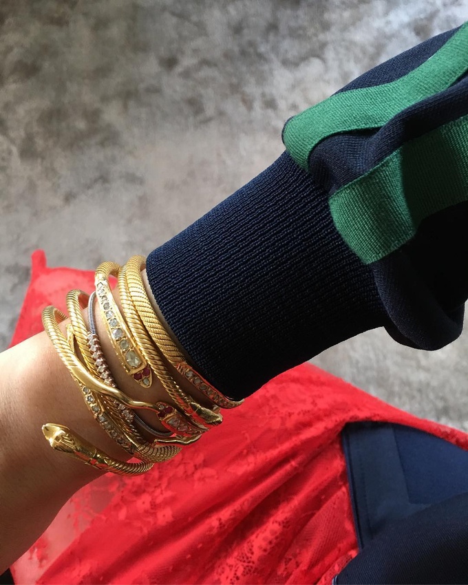 Poignet bord-c�te bleu marine + accumulations de fins bracelets dor�s = le bon mix