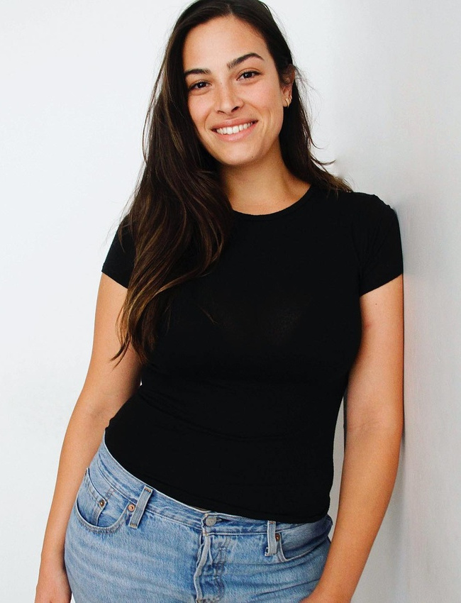 Rien de tel qu'un tee-shirt noir pour booster un jean tout simple !