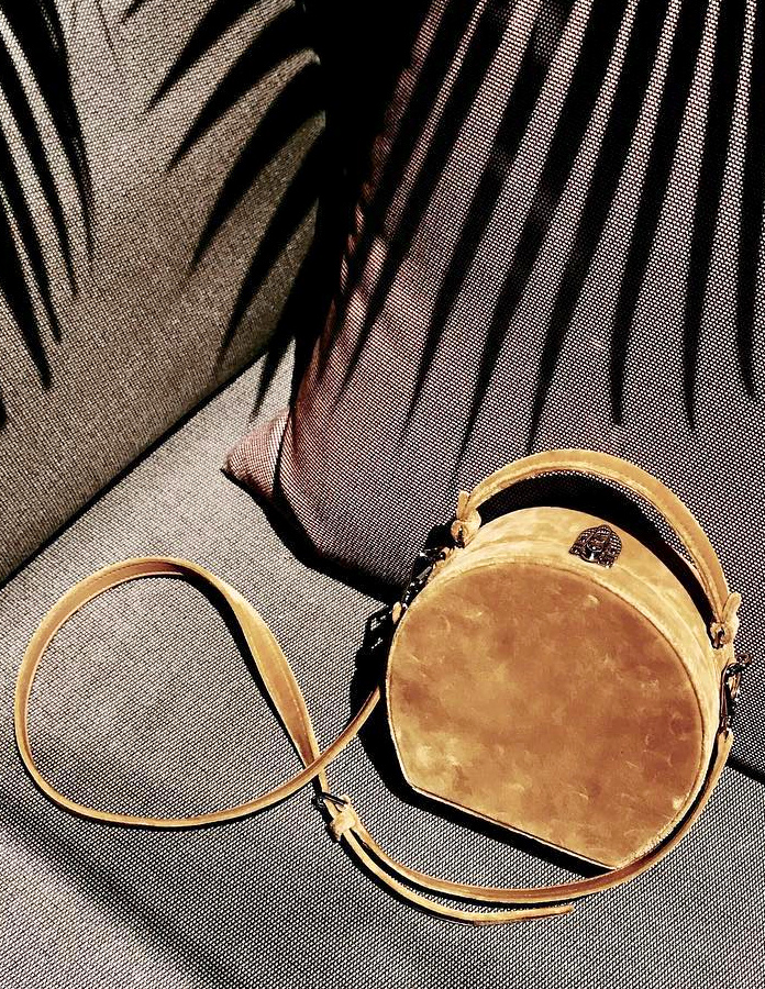 Avec ses allures de bo�te � chapeau, ce sac � main ne manque pas de charme