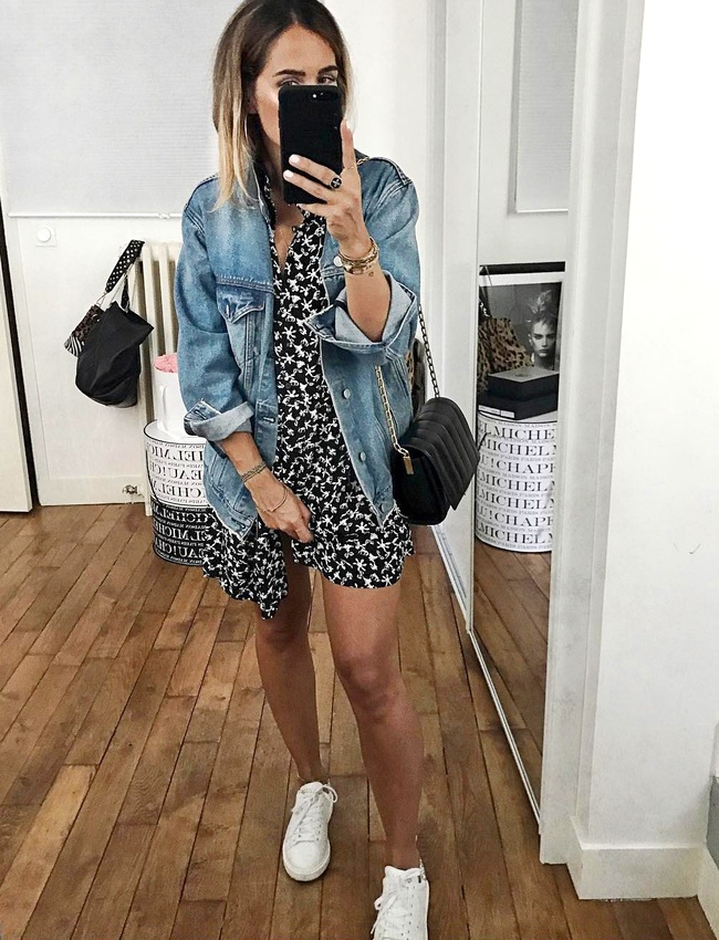 On ne se lasse pas du duo nineties veste en jean/petite robe fleurie !