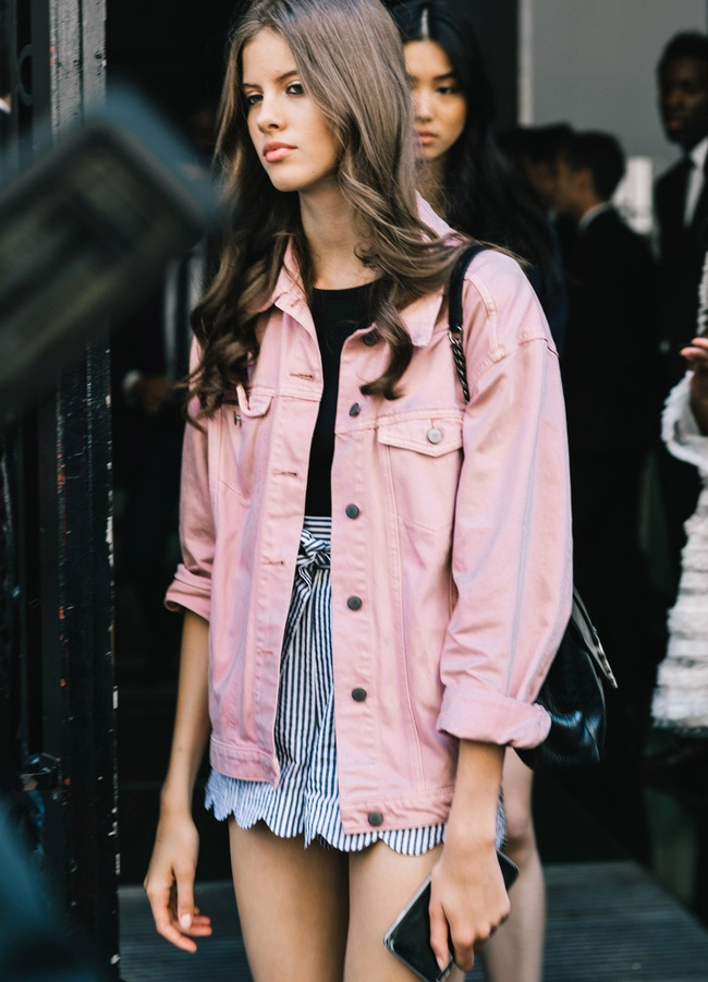 D�clin�e en rose p�le, la veste en jean oversize gagne en coquetterie