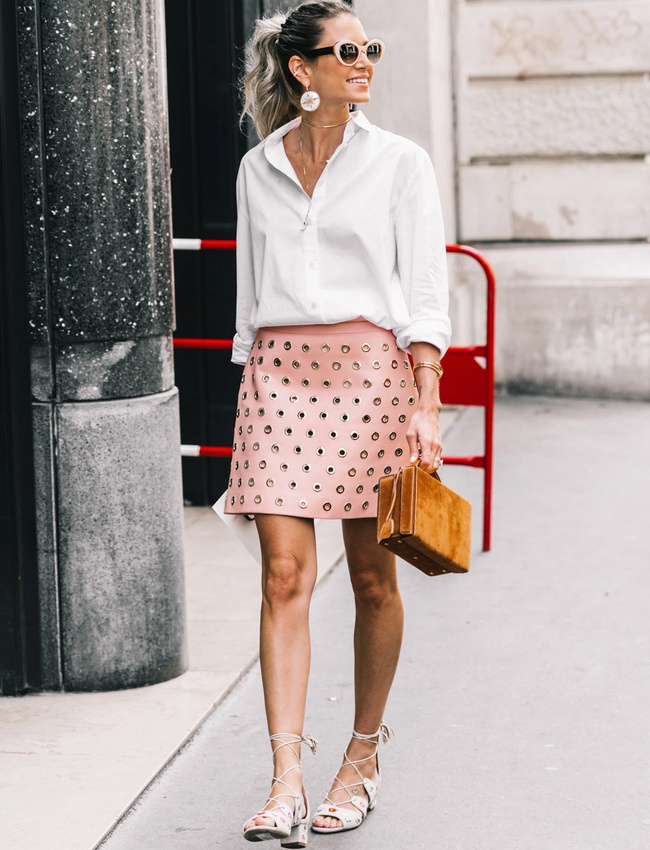 Choisie en rose layette, la mini jupe en cuir sixties trouvera sans mal sa place au sein d'un dress code estival