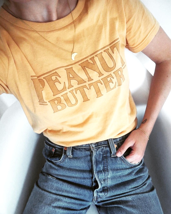 Rien de tel qu'un tee-shirt jaune esprit r�tro pour accompagner un jean clair taille haute !