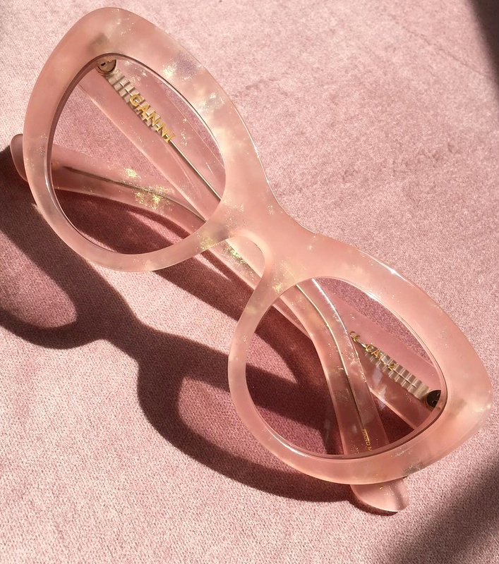 Voir la vie en rose requiert parfois de passer par un accessoire...