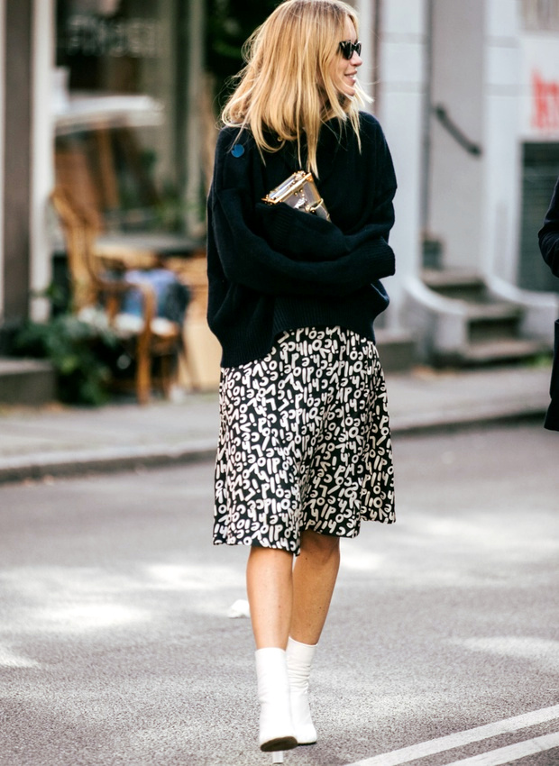 Rien de tel qu'un pull un peu ample pour twister une tenue f�minine !