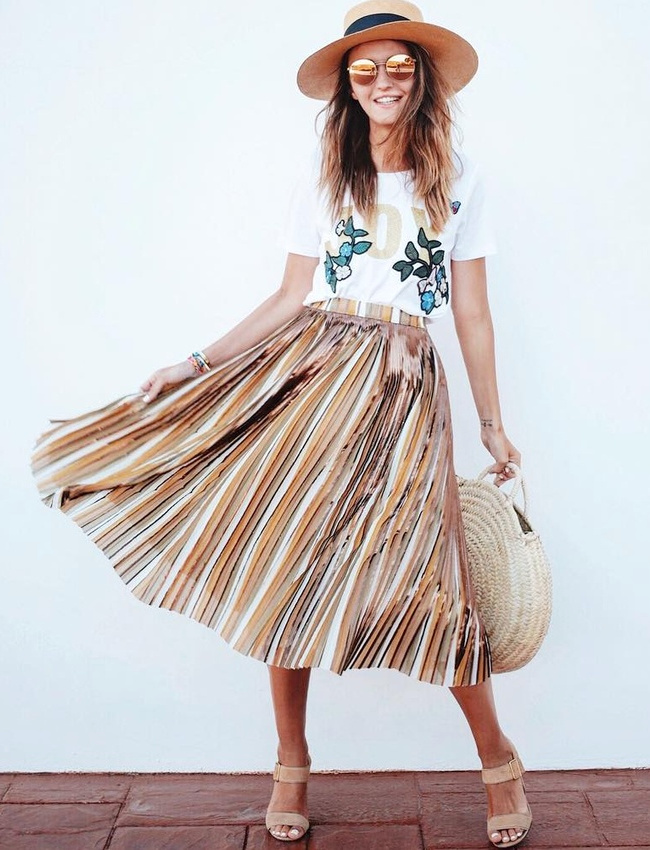 Ample jupe midi + tee-shirt fantaisie = le bon mix