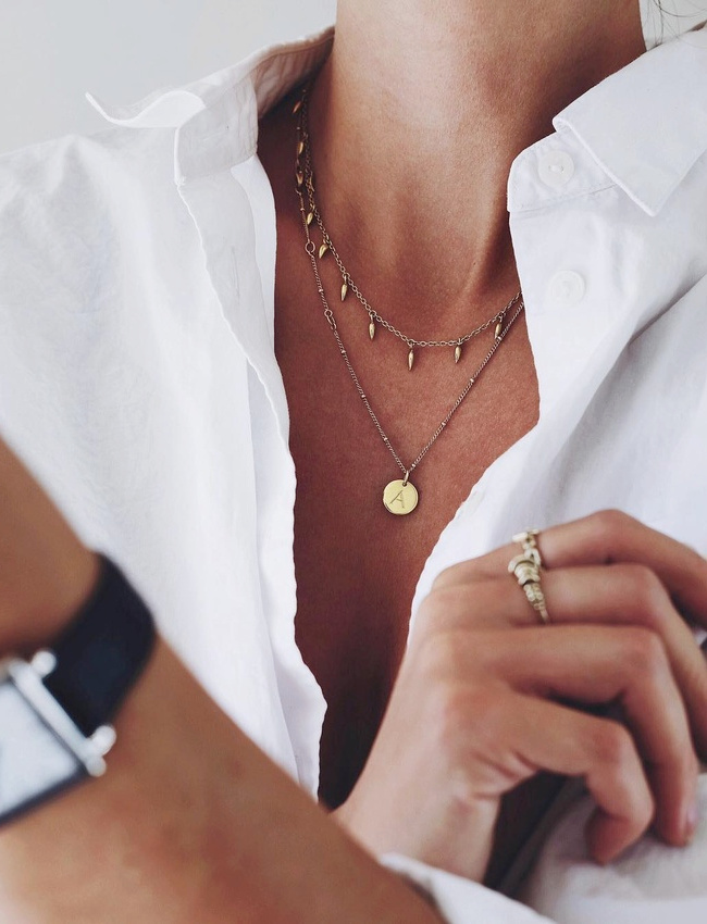 Le duo colliers dor�s/chemise blanche masculine est d�finitivement devenu un classique