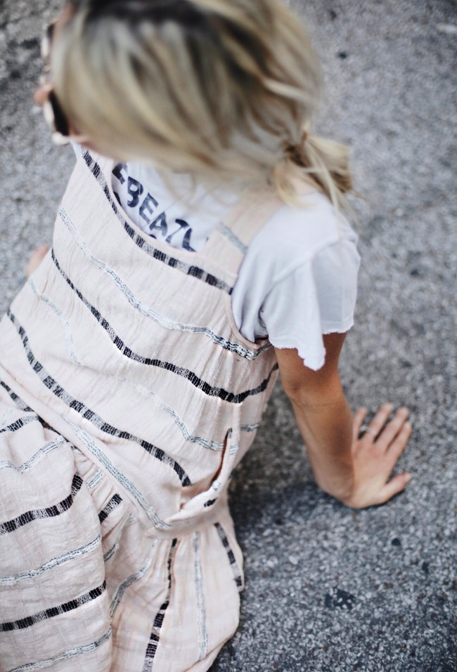 Tee-shirt vieilli + robe loose estivale = le bon mix