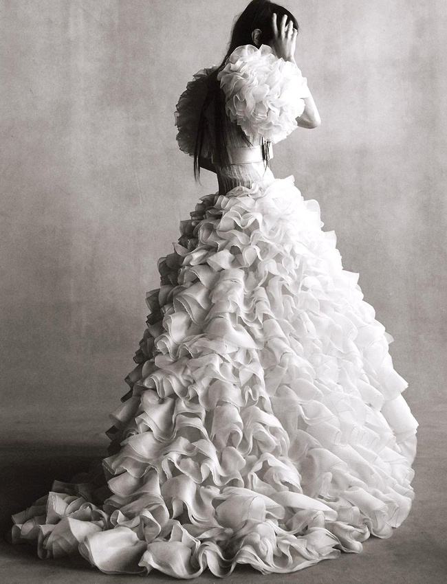 Avec ses volumes contrast�s, cette robe de mari�e provoque un v�ritable choc visuel