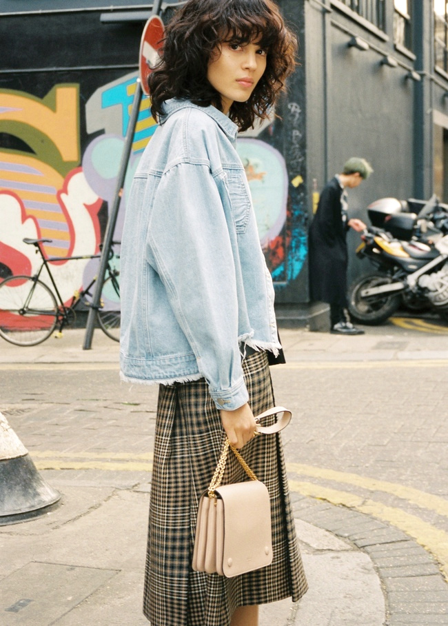 Blouson en jean l�g�rement oversize + petits carreaux s�v�res = le bon mix