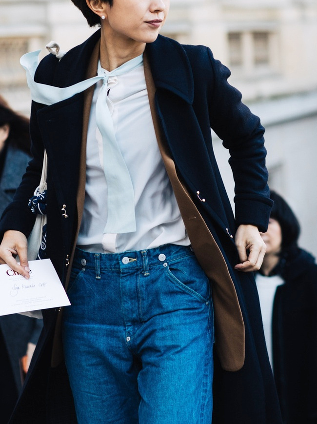 M�lant blouse �l�gante, long manteau bleu marine, jean et blazer noisette, ce look fr�le la perfection !