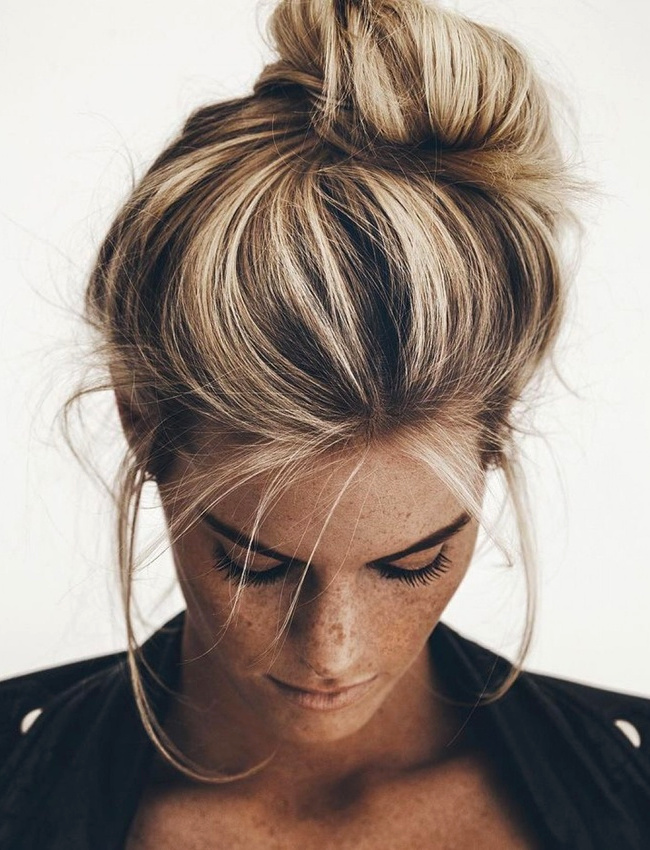 Balayage naturel + chignon flou = le bon mix