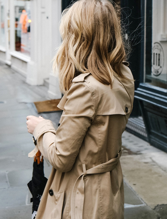 Trench camel + cheveux blonds cendr�s l�g�rement froiss�s = le bon mix