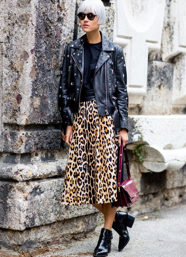 La longueur midi permet � l'imprim� l�opard d'�viter toute vulgarit�