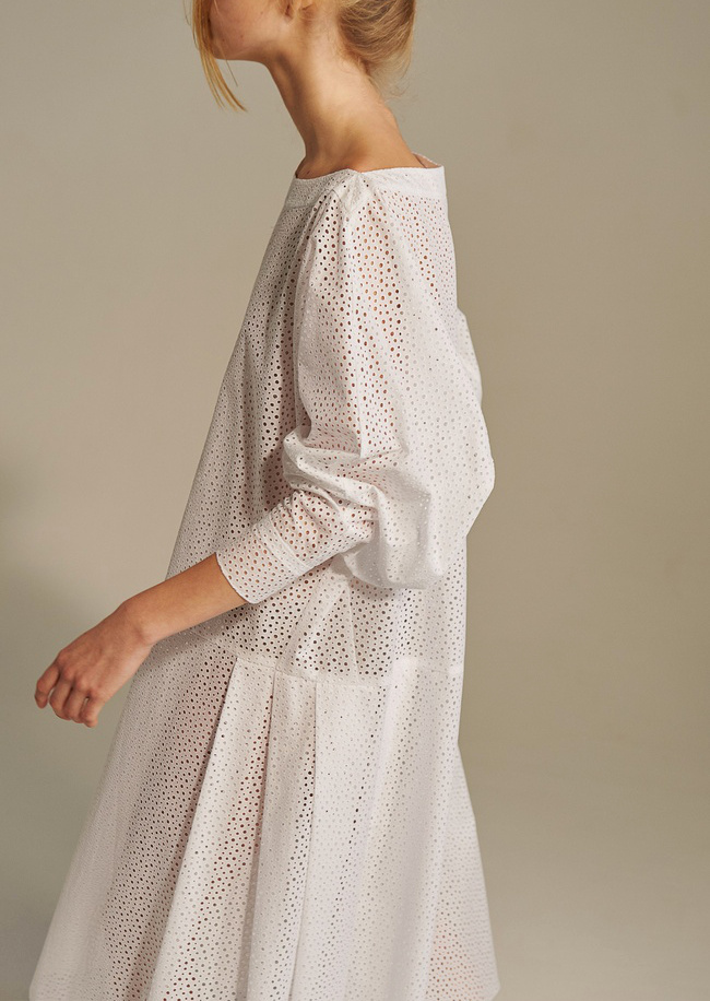 Associant volume oversize et dentelle anglaise revisit�e, cette robe blanche Vika Gazinskaya a tout bon !