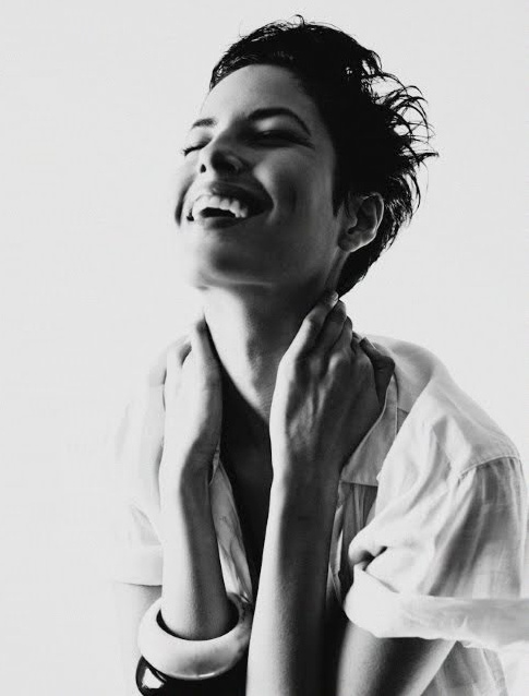 Cheveux courts + larges bracelets + chemise l�g�re + �clat de rire = le bon mix