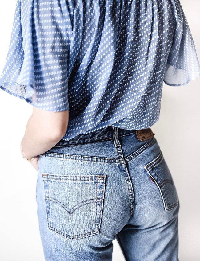 Rien de tel qu'une blouse l�g�re et f�minine pour twister un Levi's 501 !