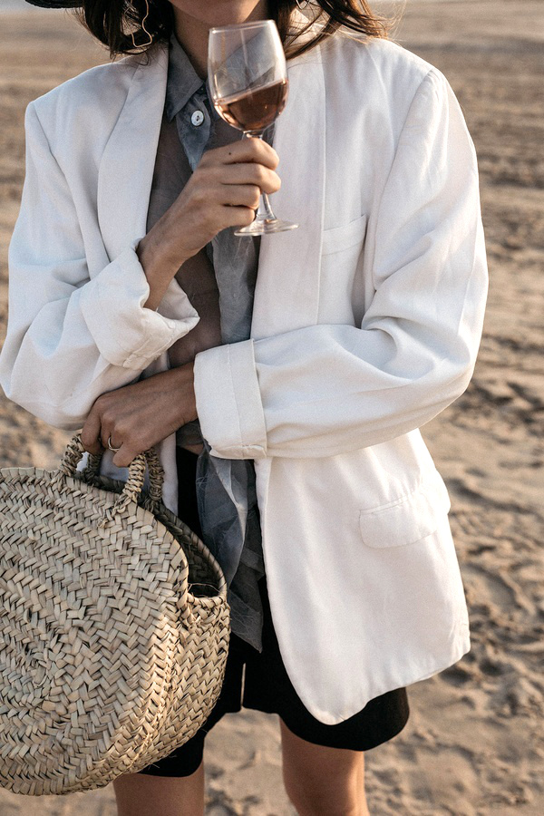 Siroter un verre de ros� sur la plage au creux du blazer de son amoureux, ou comment fr�ler le moment parfait...