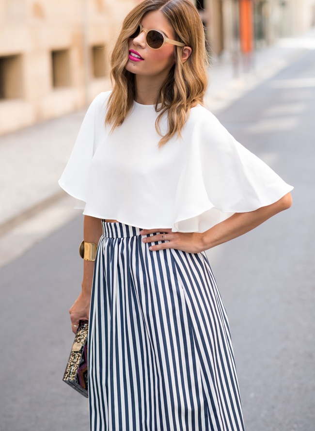 L'ample blouse cropped, l'alli�e chic des jupes midi taille haute !