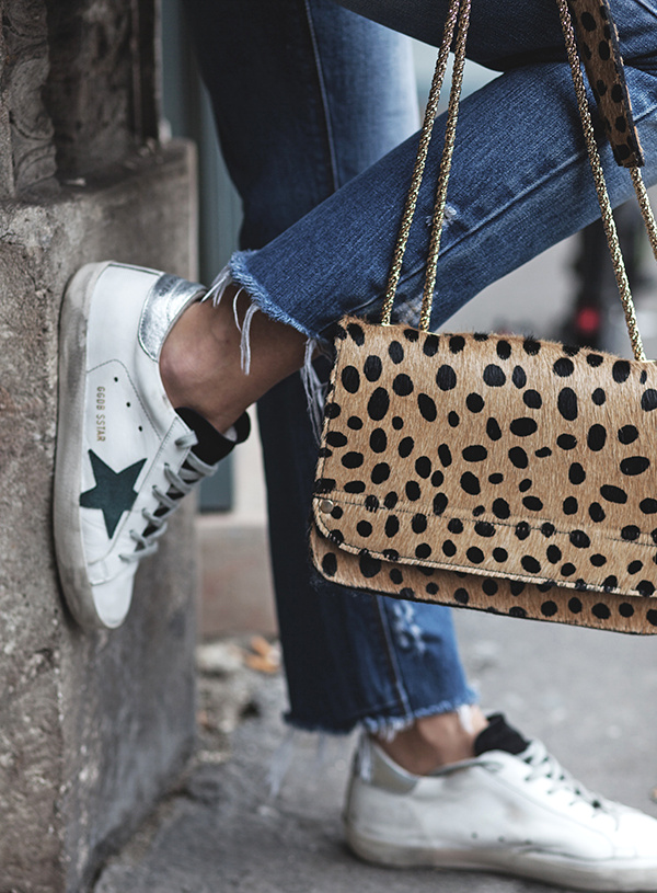 Imprim� l�opard r�ussi + baskets blanches = le bon mix