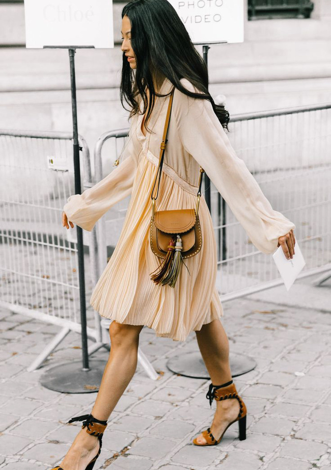 On piquerait bien le total look Chlo� de cette jolie jeune femme !