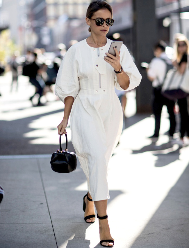 Oui aux robes blanches conjuguant avec brio romantisme et minimalisme !