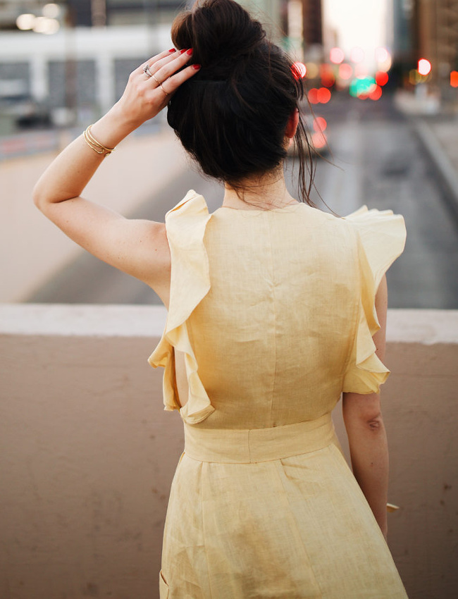 Chignon haut nonchalant + robe jaune p�le � volants = le bon mix