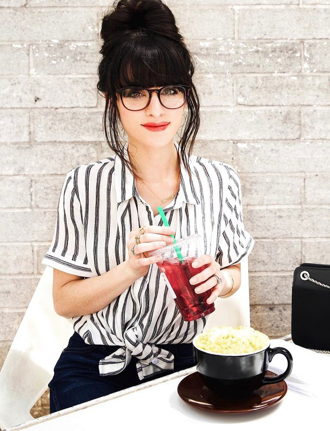 Maxi frange + larges lunettes + sourire mutin = le bon mix