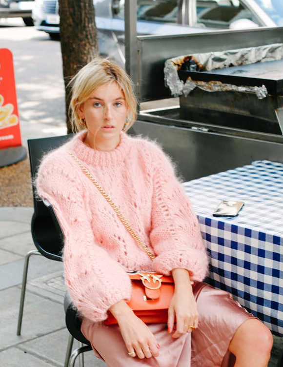 Ce pull Ganni aux allures de barbe � papa douillette nous donne des envies d'automne...