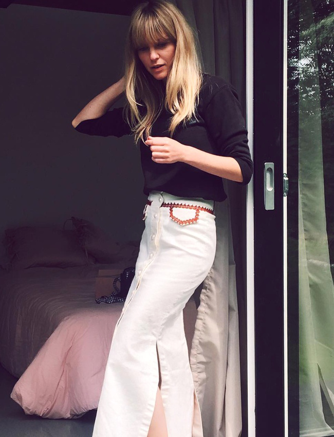 M�lant d�gaine seventies et simplicit� intemporelle, cette jeune femme a tout bon !