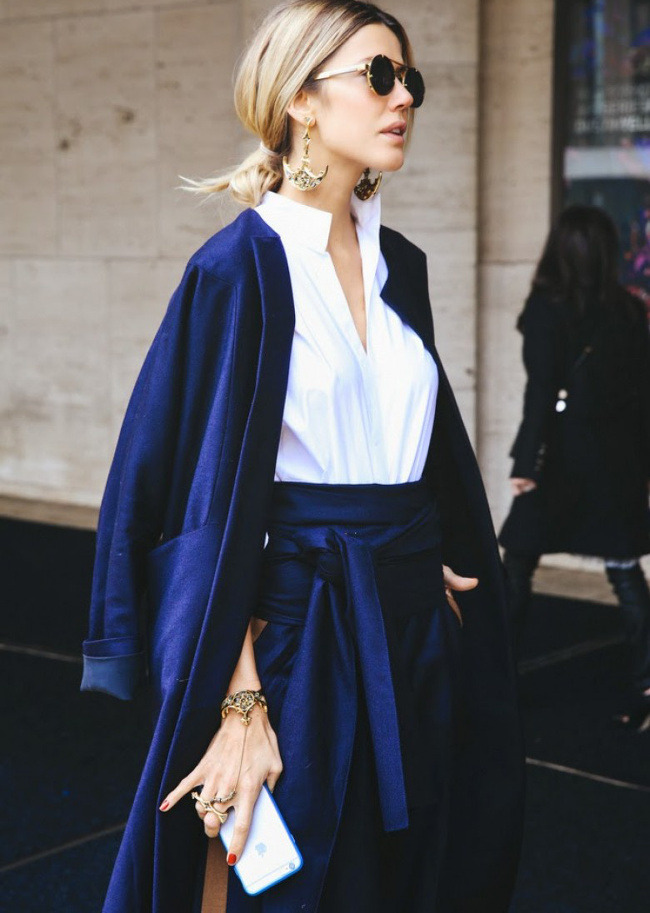 Look faussement classique + bijoux ethniques = le bon mix