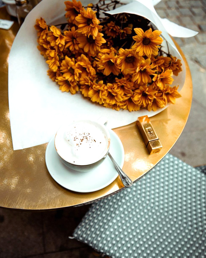 Petit bonheur estival : s'offrir des fleurs, puis prendre le temps de siroter un caf� en terrasse