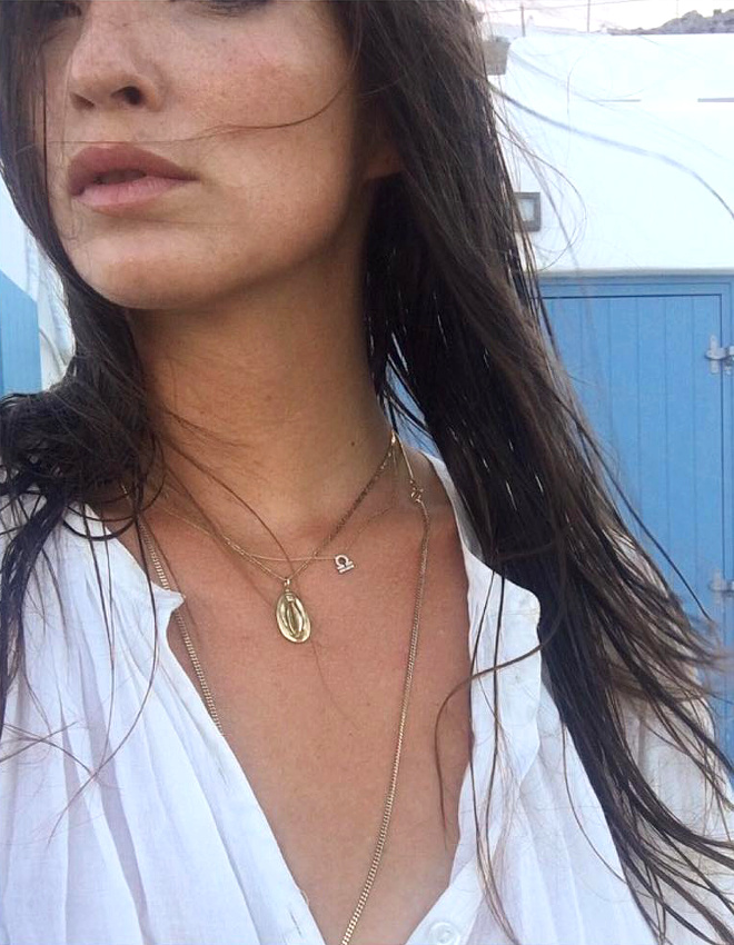 Avec sa blouse l�g�re, ses m�dailles dor�es et ses cheveux gain�s par le sel marin, Columbine Smille a tout bon !