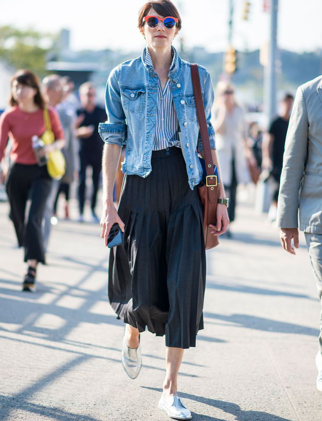 Jupe midi pliss�e + veste en jean + derbies sans lacets = le bon mix