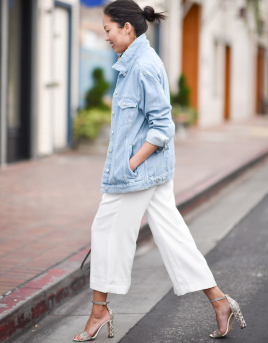 Blouson en jean oversize + pantalon blanc large 7/8 + sandales � talons = le bon mix