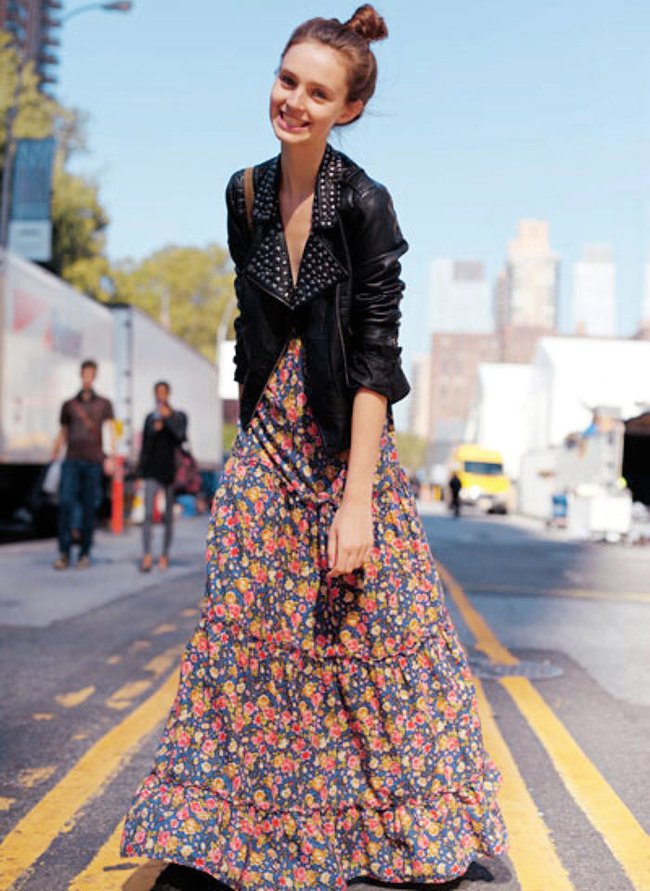 Maxi jupon fleuri + perfecto en cuir = le bon mix