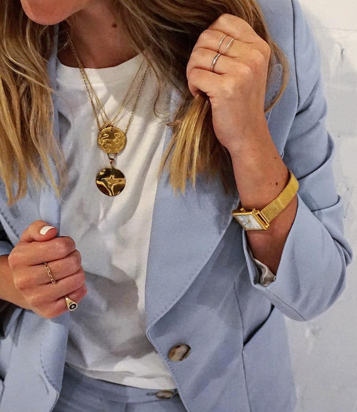 Rien de tel que le duo bijoux dor�s/tee-shirt blanc pour twister un costume !