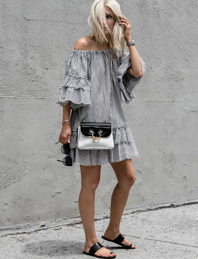 Plus les robes estivales se veulent romantiques, plus il est judicieux de leur associer des sandales minimalistes