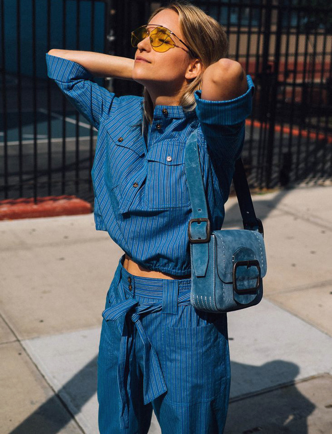 M�lant lunettes jaunes fum�es et mix and match de bleus, ce look a tout bon !