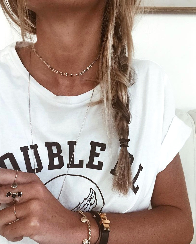 Accumulation de fins bijoux + tee-shirt � inscriptions + tresse sur le c�t� = le bon mix