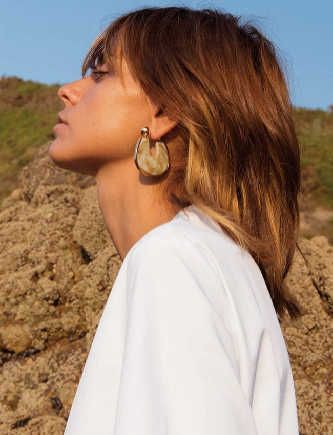 Boucles d'oreilles audacieuses + top minimaliste = le bon mix