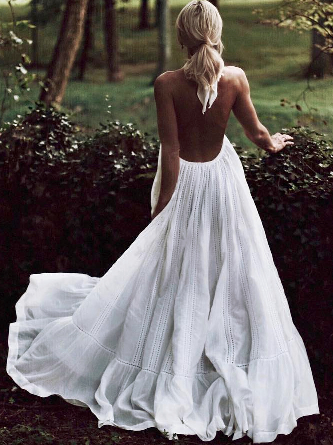 M�lant dos nu vertigineux et ampleur g�n�reuse, cette longue robe blanche a tout bon !