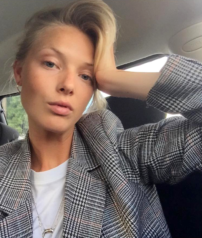 Blazer masculin � carreaux + tee-shirt blanc + pendentif argent� = le bon mix